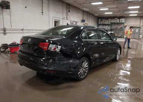 2015 Volkswagen Jetta 1.8T Se z USA, uszkodzony, nr VIN 3VWD17AJ1FM319831